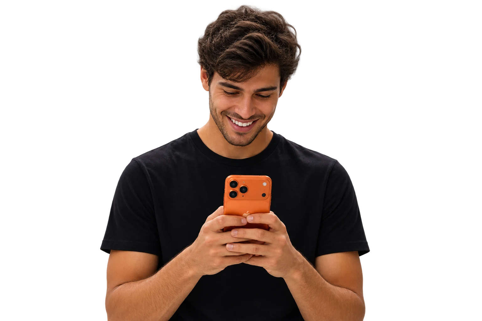 Pessoa sorrindo enquanto usa o IA Finanças no celular